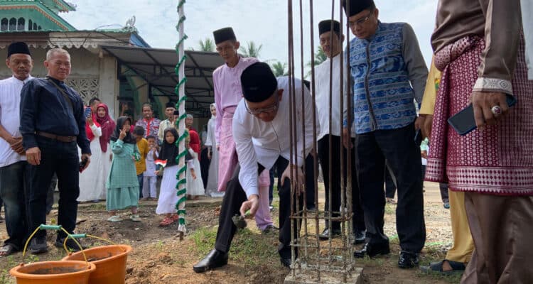 Gubernur Kalbar, Sutarmidji melakukan peletakan batu pertama pembangunan Masjid Nurul Mu'minin Parit Keladi 2, Kecamatan Sungai Kakap, Kabupaten Kubu Raya. (Foto: Biro Adpim For KalbarOnline.com)