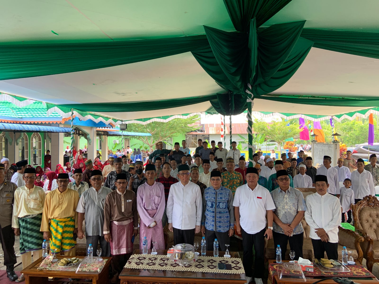 Gubernur Kalbar, Sutarmidji foto bersama pada acara peletakan batu pertama pembangunan Masjid Nurul Mu'minin Parit Keladi 2, Kecamatan Sungai Kakap, Kabupaten Kubu Raya. (Foto: Biro Adpim For KalbarOnline.com)