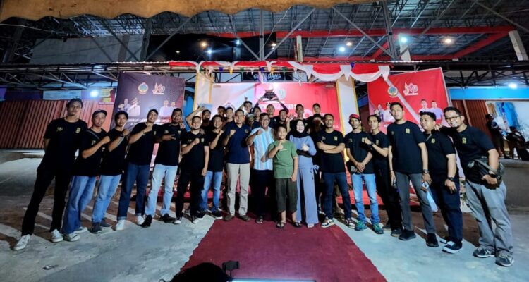 Bupati Kayong Utara, Citra Duani foto bersama pada acara penutupan turnamen JKU e-Sport Mobile Legends Piala Bergilir Bupati Tahun 2023. (Foto: Santo)