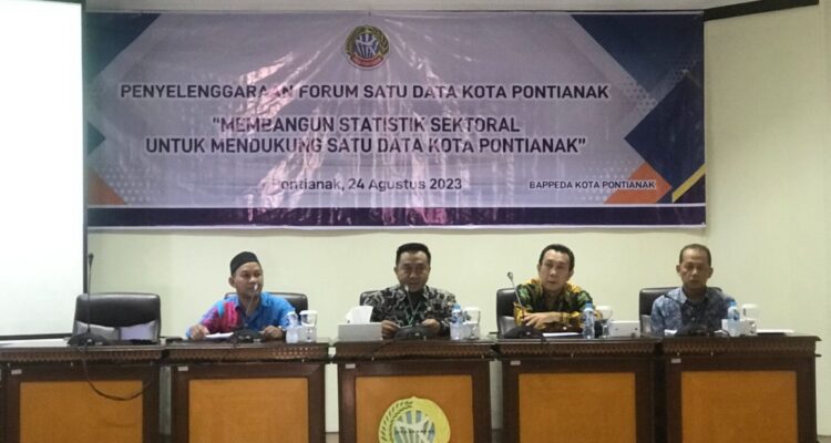 Pemateri menyampaikan paparan pada kegiatan Forum Satu Data Kota Pontianak Tahun 2022, di Aula Rohana Muthalib, Kantor Bappeda Kota Pontianak, Kamis (24/08/2022). (Foto: Indri)