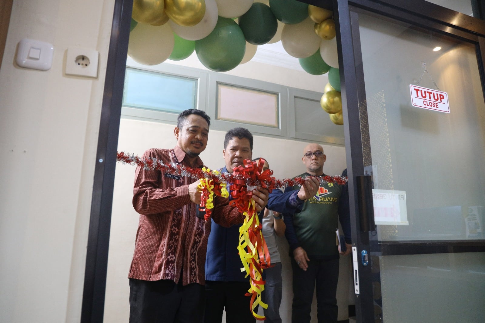 Sekretaris Dinas PUPR Kota Pontianak, Reza Setiadi menggunting pita menandai diluncurkannya pelayanan K-Pe Bang Selfi di Dinas PUPR Kota Pontianak. (Foto: Indri)