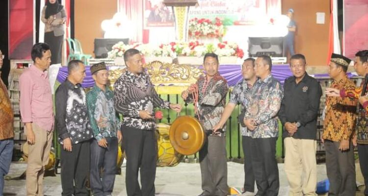 Staf Ahli Bupati Ketapang, Maryadi Asmu'ie membuka Pameran UMKM dan Festival Busana Adat Nusantara di Desa Sukamaju. (Foto: Adi LC)