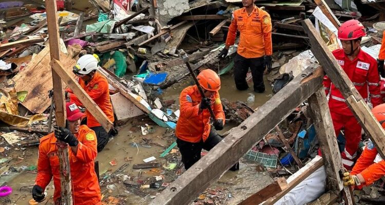 Tim SAR gabungan melakukan pencarian terhadap korban rumah roboh di tepi Sungai Kapuas, Kota Pontianak. (Foto: Tim SAR)