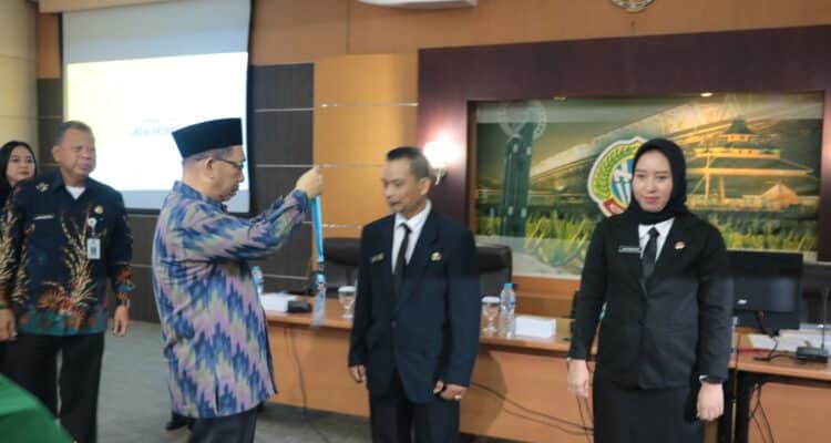 Sekda Kota Pontianak, Mulyadi mengalungkan tanda peserta Diklatpim Pejabat Pengawas Angkatan VII. (Foto: Indri)