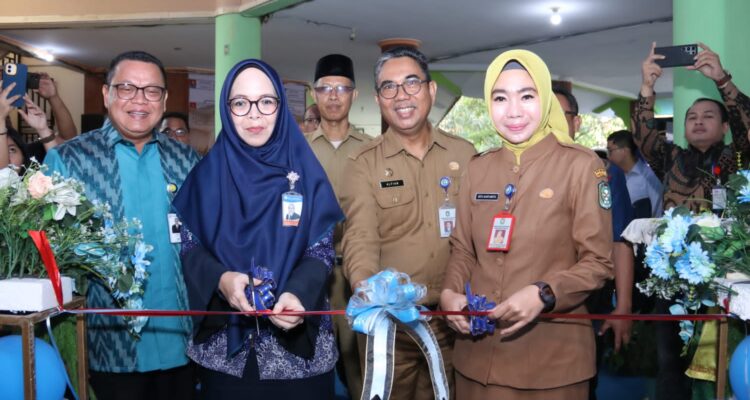 Peluncuran Bank Mini ditandai dengan pemotongan pita yang turut disaksikan secara langsung oleh Kepala Instansi vertikal dari perbankan dan beberapa kepala perangkat daerah Kalbar. (Foto: Jauhari)