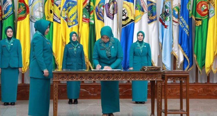 Windy Prihastari secara resmi dilantik dan diambil sumpah sebagai Penjabat (Pj) Ketua Tim Penggerak Pemberdayaan Kesejahteraan Keluarga (TP-PKK) Provinsi Kalimantan Barat (Kalbar). (Foto: Jauhari)