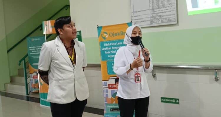 Apoteker RSUD SSMA memberikan penyuluhan penggunaan obat rasional. (Foto: Humas/RSUD-SSMA)