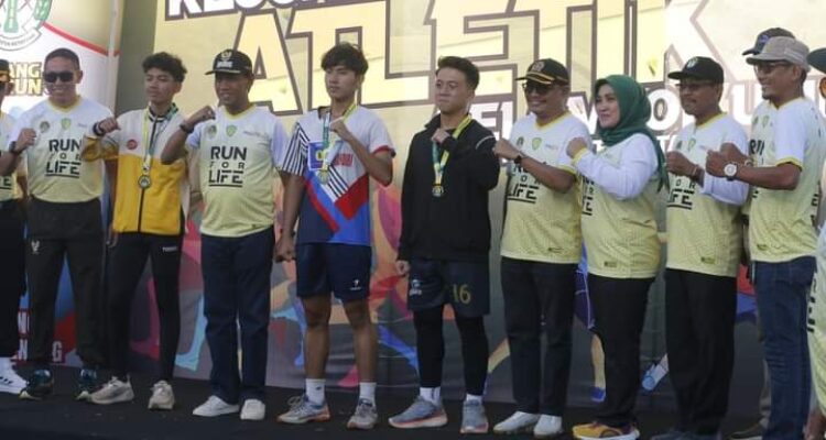 Wakil Bupati Ketapang, Farhan foto bersama saat membuka Kejuaraan Atletik Kelompok Umur Tingkat Kabupaten Ketapang, di Stadion Panglima Tantemak Ketapang, Rabu (13/09/2023). (Foto: Adi LC)