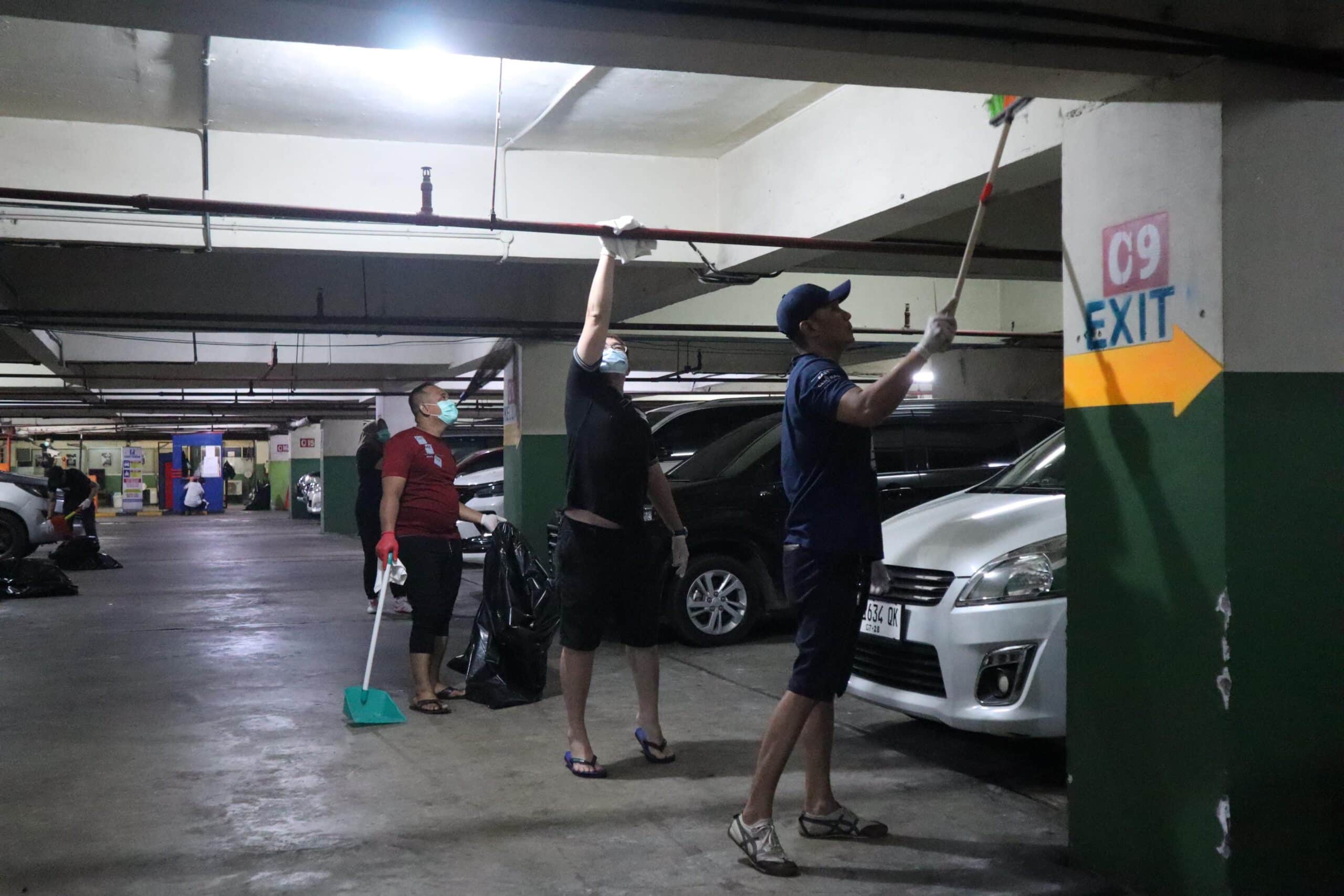 Sejumlah karyawan melakukan aksi bersih-bersih di basement hotel. (Foto: PR ASTON Pontianak.