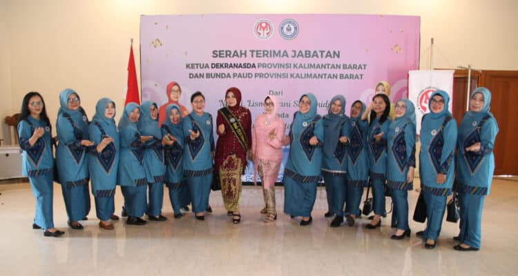 Foto bersama usai serah terima jabatan Ketua Dekranasda dan Bunda PAUD Provinsi Kalimantan Barat periode 2018 - 2023. (Foto: Biro Adpim For KalbarOnline.com)