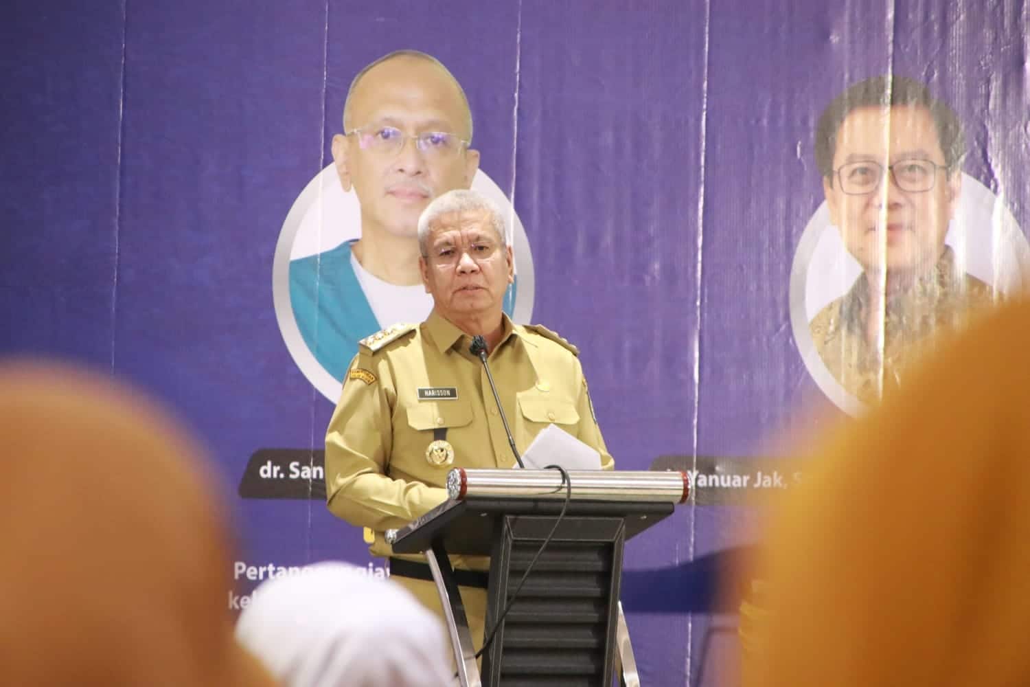Penjabat (Pj) Gubernur Kalimantan Barat, Harisson memberikan kata sambutan dalam acara Simposium Nasional Dampak Undang-Undang (UU) Nomor 17 Tahun 2023 Terhadap Tata Kelola dan Pelayanan Rumah Sakit, di Hotel Mercure Pontianak, Selasa (19/09/2023). (Foto: Jauhari)