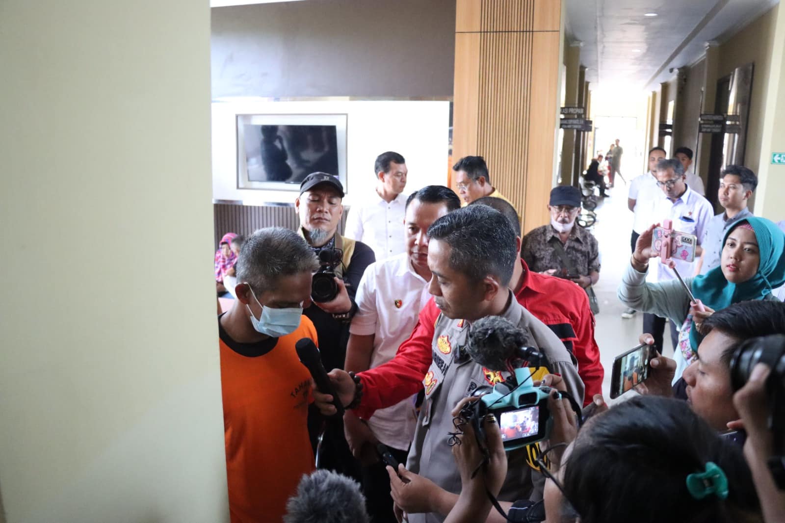 Pelaku berinisial BG (46 tahun) didampingi Kapolres Kubu Raya, Arief Hidayat menberikan keterangan pers. (Foto: Polres Kubu Raya)