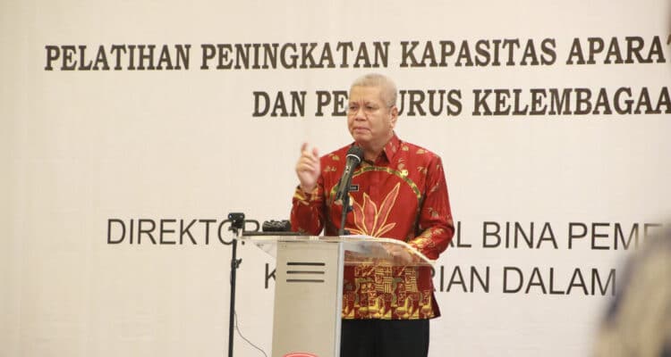 Pj Gubernur Kalbar, Harisson memberikan arahan dalam Pelatihan Peningkatan Kapasitas Aparatur Pemerintahan Desa dan Pengurus Kelembagaan Desa, secara daring, dari Hotel Harris Pontianak, Kamis (21/09/2023). (Foto: Biro Adpim For KalbarOnline.com)