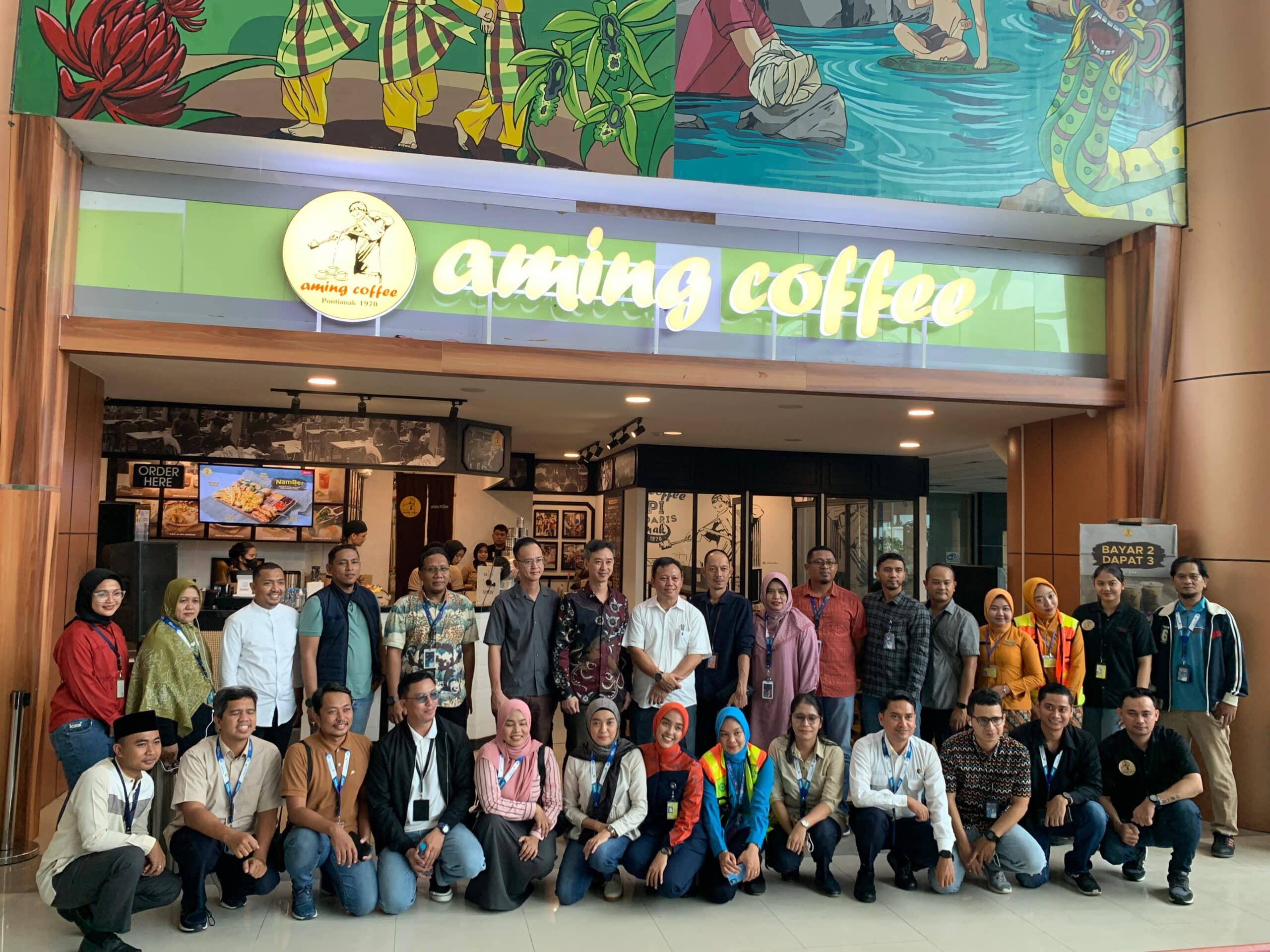 Foto bersama para tamu undangan usai diresmikannya Aming Coffee di ruang tunggu keberangkatan Bandara Supadio. (Foto: Istimewa)