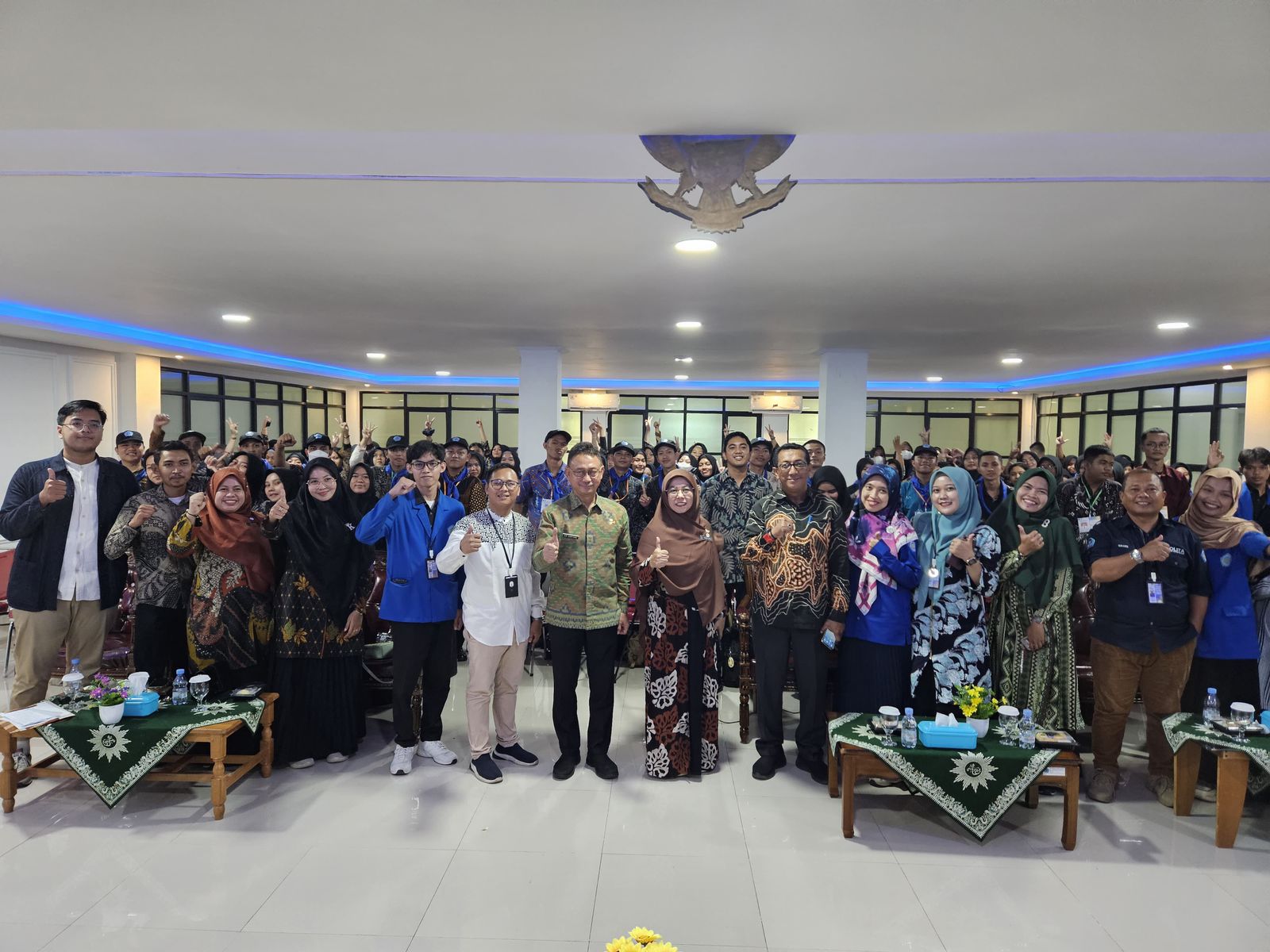 Foto bersama mahasiswa Politeknik Aisyiyah dalam kuliah umum yang disampaikan oleh Wali Kota Pontianak Edi Rusdi Kamtono. (Foto: Kominfo/Prokopim Pontianak)
