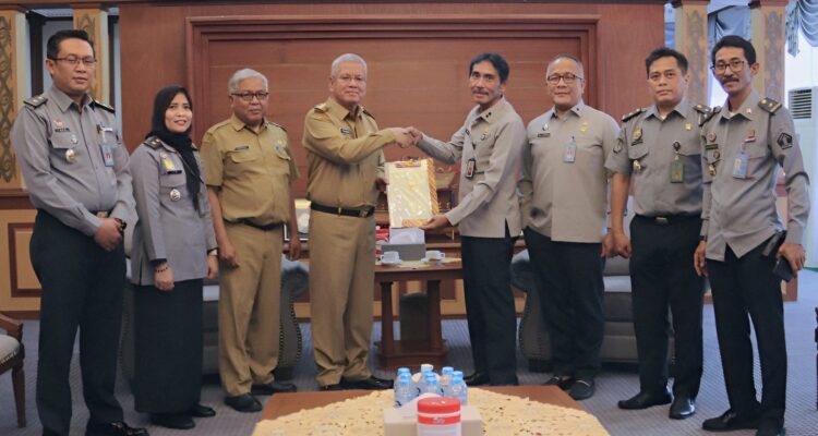 Penyerahan hibah tanah dan bangunan dari Pemprov Kalbar kepada Kemenkumham Kalbar. (Foto: Jauhari)