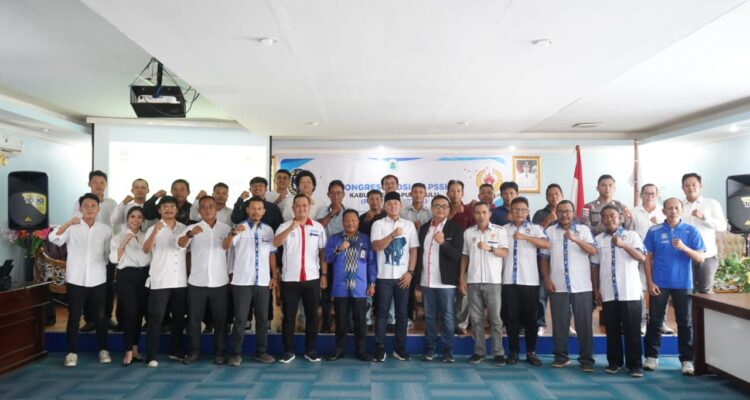 Foto bersama dalam acara Kongres Askab PSSI Kabupaten Kapuas Hulu. (Foto: Ishaq)