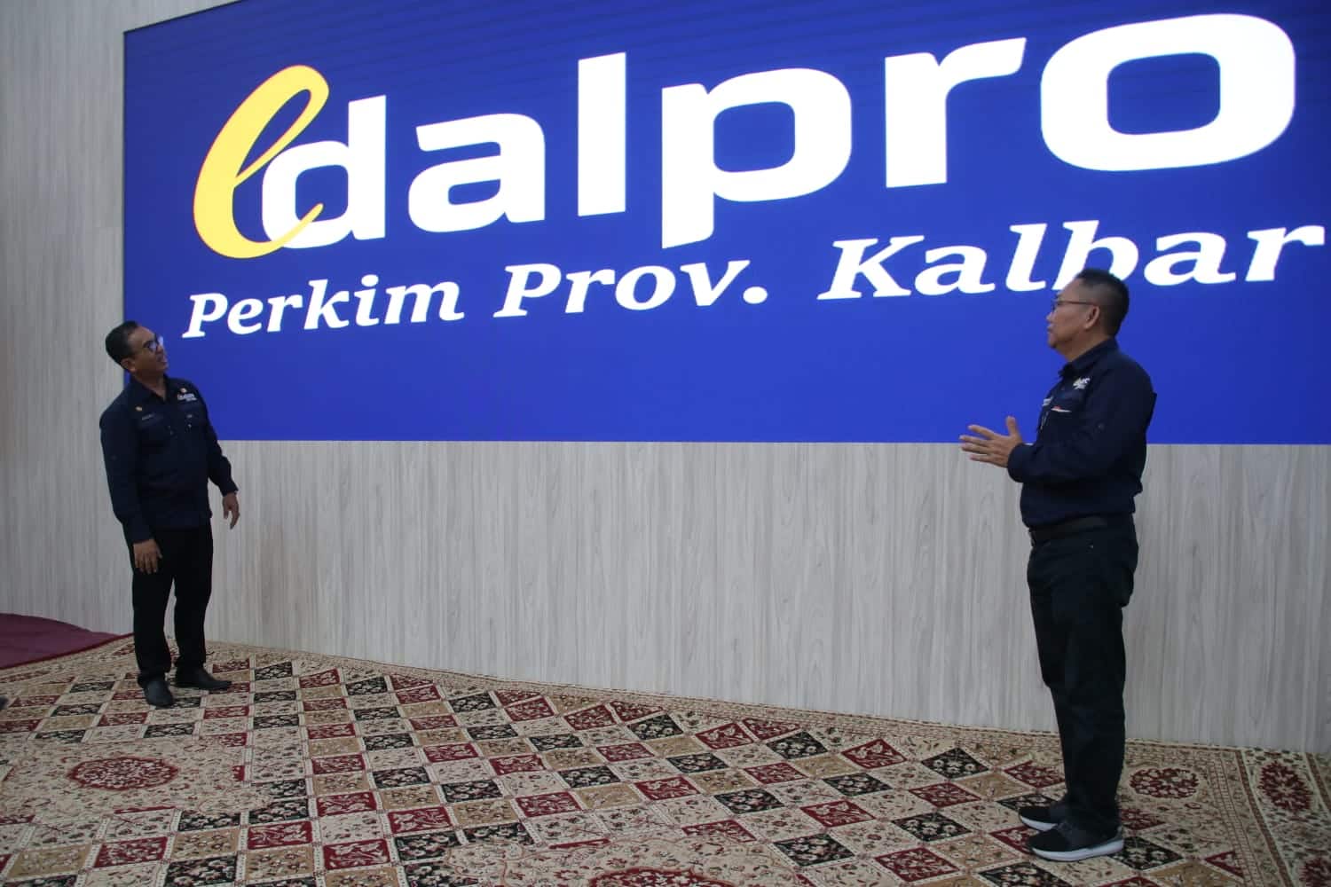 Plh Sekretaris Daerah Provinsi Kalbar, Alfian Salam didampingi Kepala Dinas Perkim Kalbar, Yosafat Triadhi Andjioe meluncurkan aplikasi e-Dalpro, aplikasi berbasis elektronik, inovasi yang dilahirkan Dinas Perkim Kalbar. (Foto: Biro Adpim Kalbar)