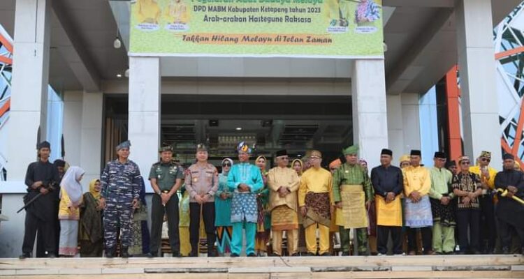 Foto bersama usai Pagelaran Adat Budaya Melayu. (Foto: Adi LC)