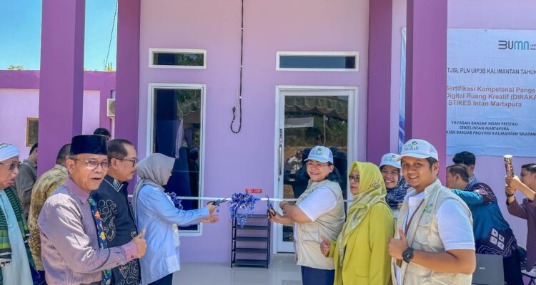 Rahayu Arimbi, Senior Manager Keuangan, Komunikasi dan Umum (kanan) bersama Ketua Pembina Yayasan Banjar Insan Prestasi, Raudatul Jannah (kiri) meresmikan Gedung Kreatif Digital STIKES Intan Martapura. (Foto: PT PLN)