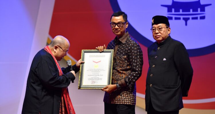 Buku biografi “Jokowi Mewujudkan Mimpi Indonesia” karya Darmawan Prasodjo dirilis dalam versi bahasa Korea. (Foto: PT PLN)