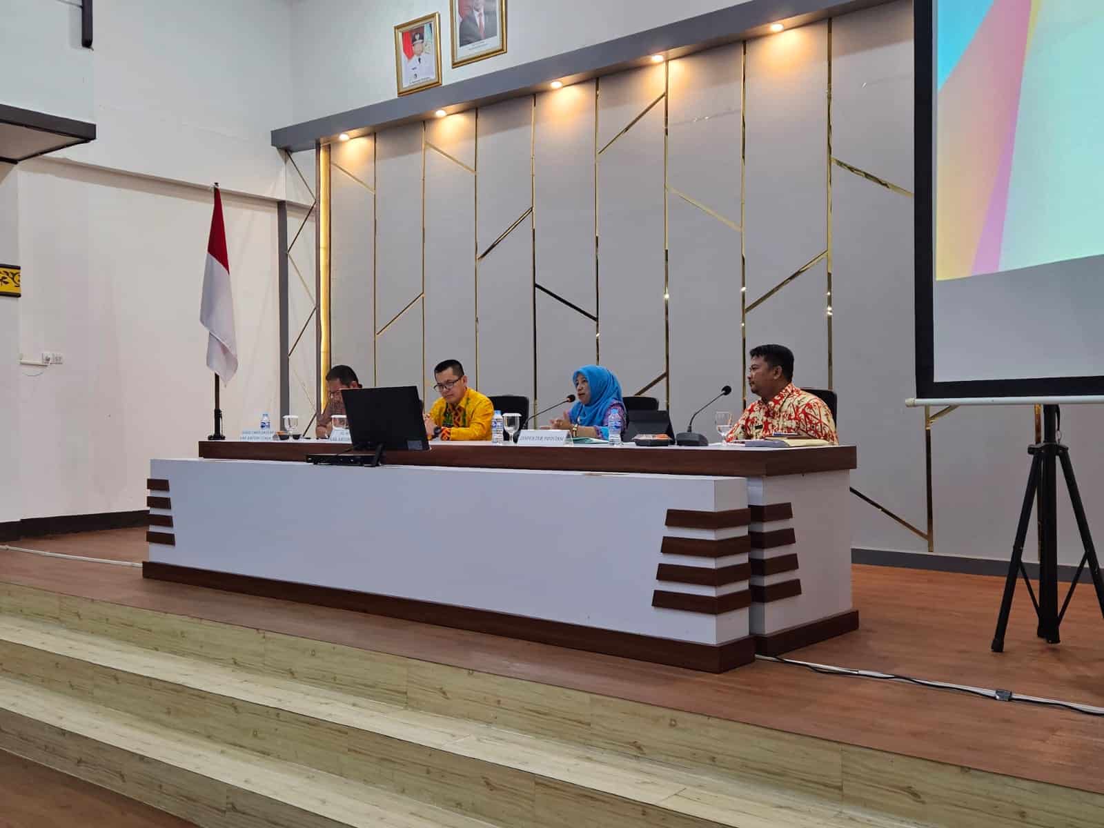 Pj Bupati Kayong Utara, Romi Wijaya saat menghadiri pemeriksaan akhir masa jabatan kepala daerah Kabupaten Kayong Utara, di Aula Adhyasta Utama Inspektorat Kalbar, Pontianak, Jumat (29/09/2023). (Foto: Istimewa)