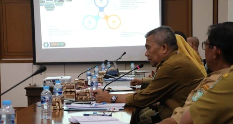 Rapat pemantauan implementasi inovasi pengawasan digital terintegrasi pada aplikasi perizinan online. (Foto: Biro Adpim For KalbarOnline.com)