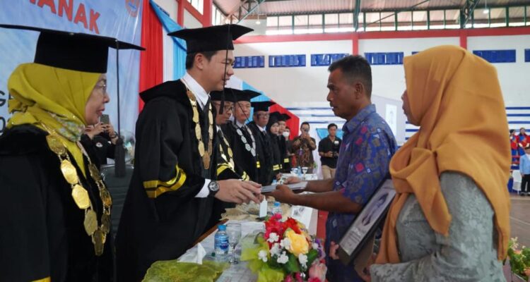 Bupati Kapuas Hulu, Fransiskus Diaan menghadiri wisuda mahasiswa Polnep Kabupaten Kapuas Hulu. (Foto: Ishaq)