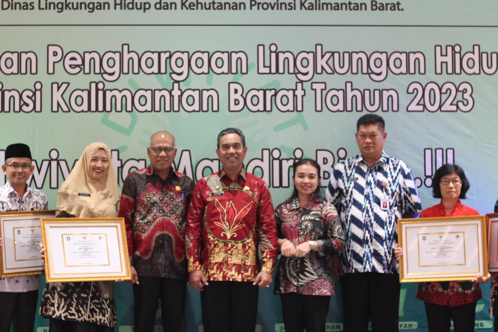 Foto bersama penerima penghargaan Sekolah Adiwiyata se-Kalimantan Barat Tahun 2023, di Hotel Mercure Pontianak, Kamis (05/10/2023). (Foto: Biro Adpim For KalbarOnline.com)