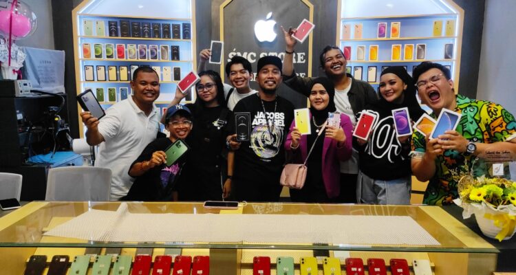 Owner SMC Store Apple Service Ketapang, Mandala Putra berfoto bersama sejumlah selebgram Kalbar saat grand launching SMC Store Apple Service Ketapang, Selasa (10/10/2023) malam. (Foto: Adi LC)