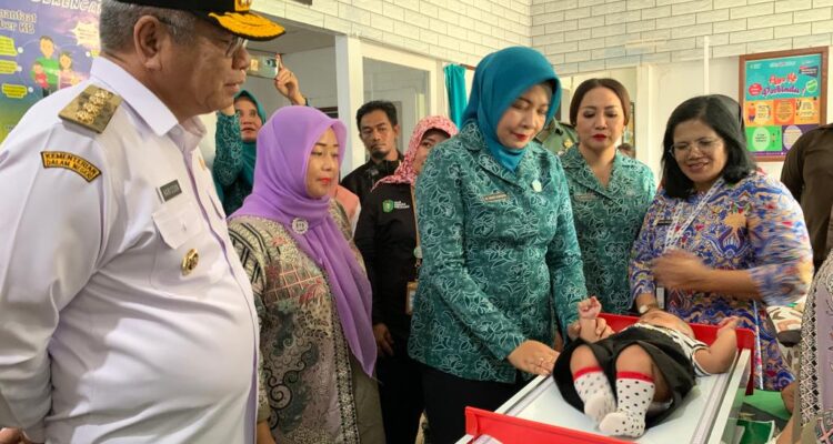 Pj Gubernur Kalbar, Harisson bersama Pembina Posyandu Provinsi Kalbar, Windy Prihastari mengunjungi Posyandu Komando Distrik Militer (Kodim) 1206 Putusibau. (Foto: Biro Adpim For KalbarOnline.com)