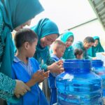 Momen lomba cuci tangan pakai sabun dalam rangka memperingati Hari Cuci Tangan Sedunia, di Taman Kanak-Kanak Pertiwi, Sukadana, Senin (16/10/2023). (Foto: Santo)