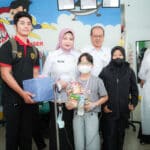 Kepala Disporapar Provinsi Kalbar, Windy Prihastari foto bersama di sela-sela kegiatan kado ceria untuk pejuang kanker dan penyandang thalasemia yang diadakan di RSUD dr. Soedarso, Rabu (18/10/2023). (Foto: Jauhari)