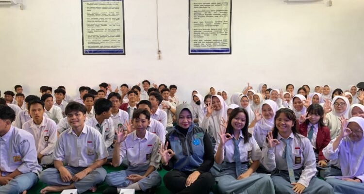 Kepala Disporapar Provinsi Kalbar, Windy Prihastari foto bersama peserta Mbak Kepo Class Tourism (kelas pariwisata) di SMKN 1 Kota Pontianak, Kamis (19/10/2023). (Foto: Jauhari)