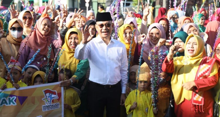 Wali Kota Pontianak, Edi Rusdi Kamtono bersama anak-anak PAUD se-Kota Pontianak peserta Karnaval Budaya dalam rangka Hari Jadi ke-252 Pontianak. (Foto: Kominfo/Prokopim Pontianak)