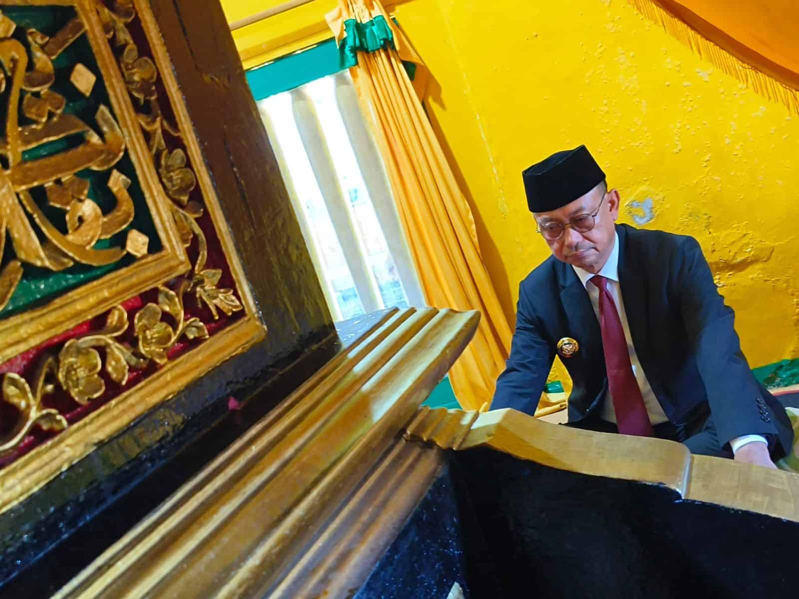 Wali Kota Pontianak, Edi Rusdi Kamtono mendoakan Sultan Pontianak di Makam Kesultanan Pontianak. (Foto: Prokopim/Kominfo Pontianak)