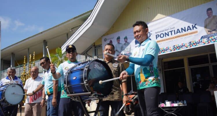 Wali Kota Pontianak, Edi Rusdi Kamtono menabuh drumband menandai dimulainya Pontianak Open Drumband Competition. (Foto: Prokopim Pontianak)