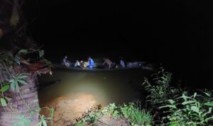 Proses pencarian korban Derani (65 tahun), lelaki Dusun Pangkin, Desa Mungguk, Kecamatan Sekadau Hilir, Kabupaten Sekadau di Sungai Sekadau. (Foto: Jauhari)