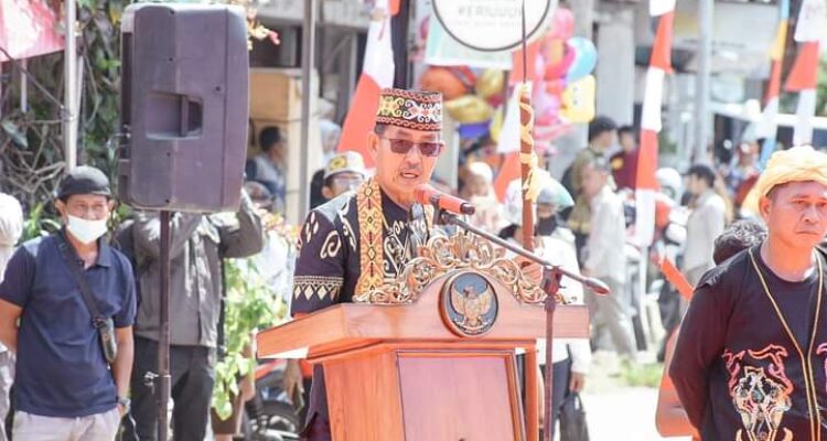 Ketua I Panitia Napak Tilas, Heronimus Tanam saat menyampaikan sambutan di acara ritual adat tolak bala yang dilaksanakan di Tugu Perdamaian Ketapang, pada Sabtu (21/10/2023). (Foto: Adi LC)