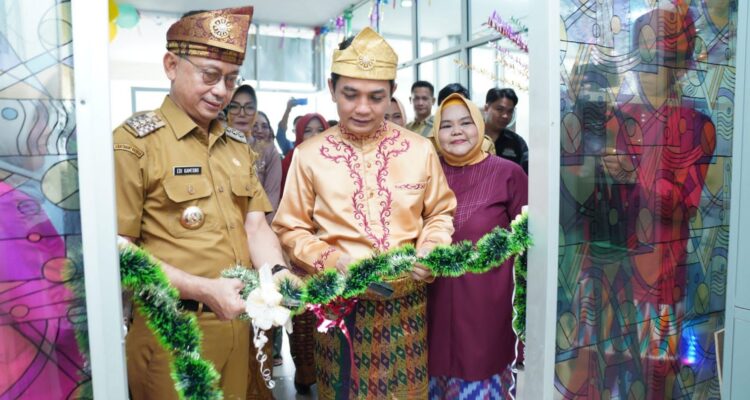 Wali Kota Pontianak, Edi Rusdi Kamtono dan Wakil Wali Kota Pontianak, Bahasan meresmikan ruang Bank Darah dalam rangka HUT ke-11 RSUD Sultan Syarif Mohamad Alkadrie Kota Pontianak. (Foto: Prokopim Pontianak)