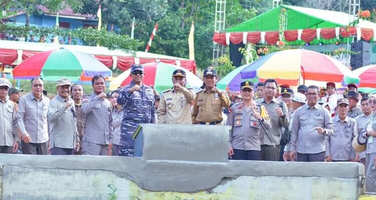 Forkopimda Ketapang foto bersama di objek wisata Bukit Menanti, Desa Nelayan Kecamatan Tumbang Titi. (Foto: Adi LC)