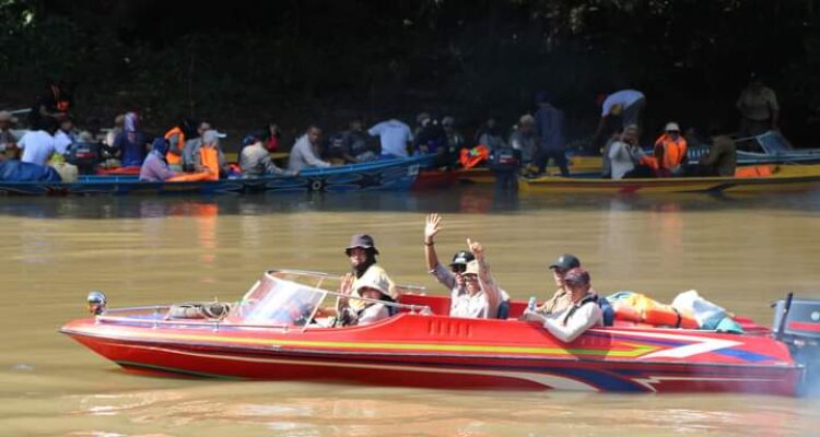 Bupati dan Wabup Ketapang saat susur sungai. (Foto: Adi LC)