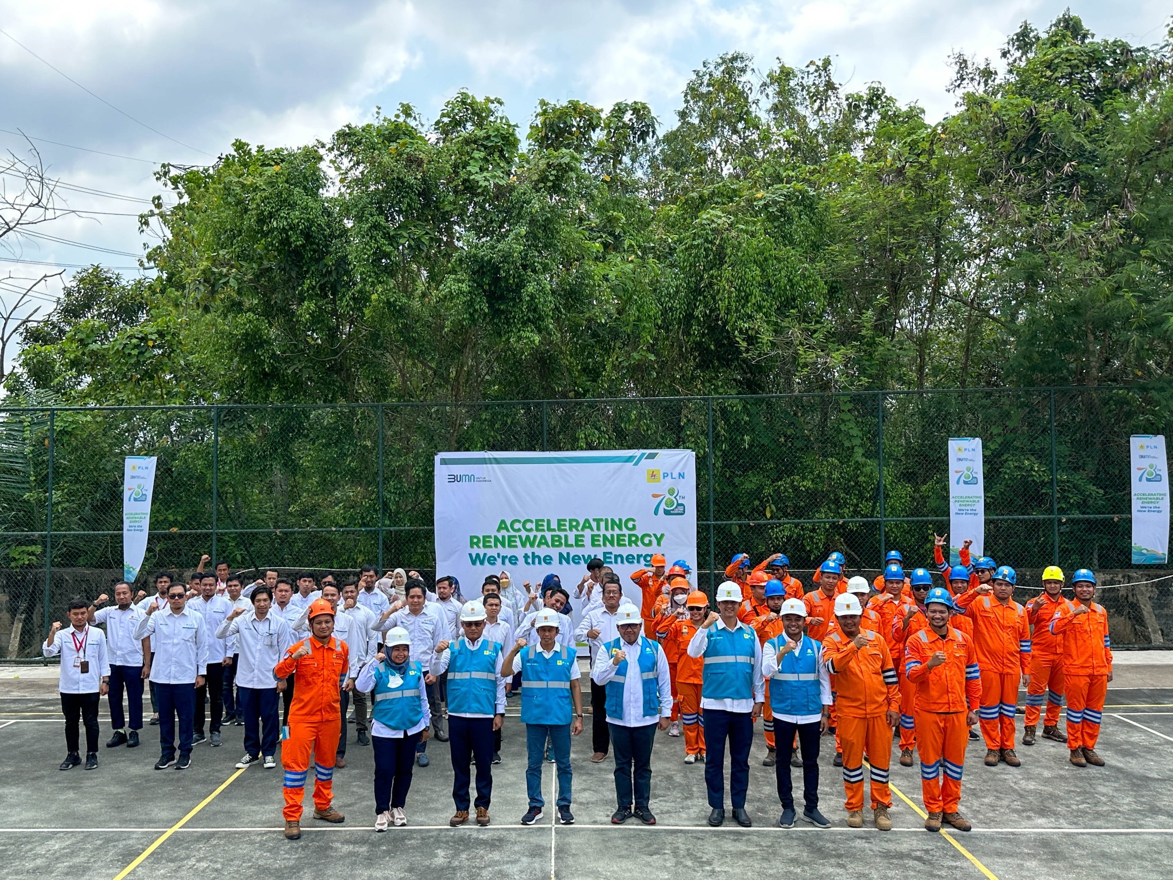 Personel siaga kelistrikan PLN UIP3B Kalimantan siap menjaga keandalan kelistrikan Sistem Interkoneksi Kalimantan. (Foto: PLN)