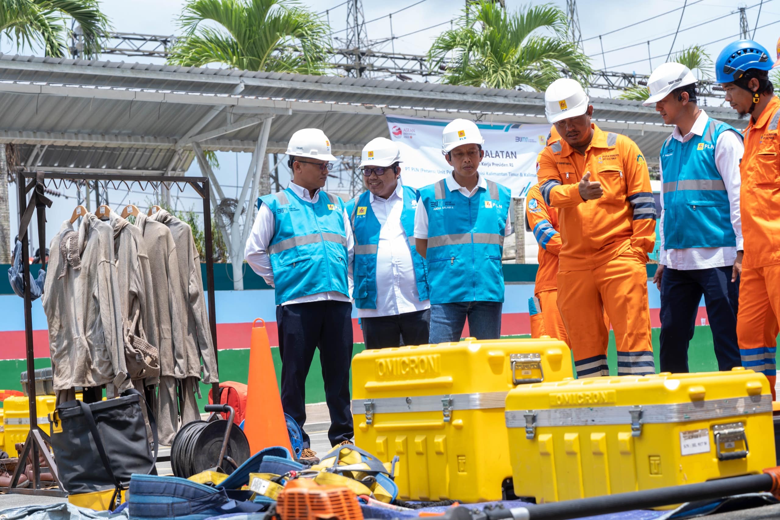 General Manager PLN UIP3B Kalimantan, Abdul Salam Nganro melakukan inspeksi langsung kesiapan peralatan kerja dan personel siaga. (Foto: PLN)