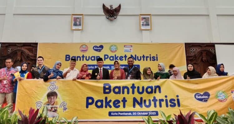 Foto bersama dalam acara penyerahan bantuan paket nutrisi untuk menangani stunting di Kota Pontianak. (Foto: Dinda Rahmi Dwi Putri/Mahasiswa PPL IAIN Pontianak 2023)