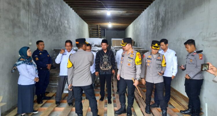 Ketua KPU Ketapang bersama Kapolres saat meninjau logistik Pemilu di gudang KPU di jalan Brigjen Katamso Sukaharja. (Foto: Adi LC)