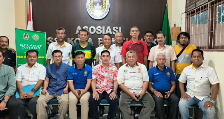 Foto bersama pengurus Askot PSSI Kota Pontianak. (Foto: Kominfo Pontianak)