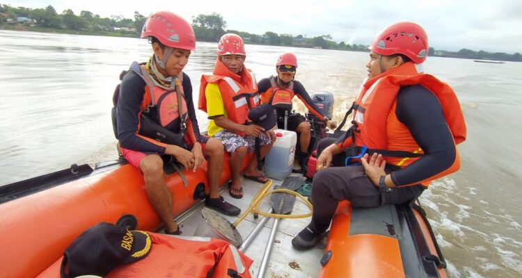 Tim SAR melakukan pencarian terhadap korban tenggelam. (Foto: Tim SAR)