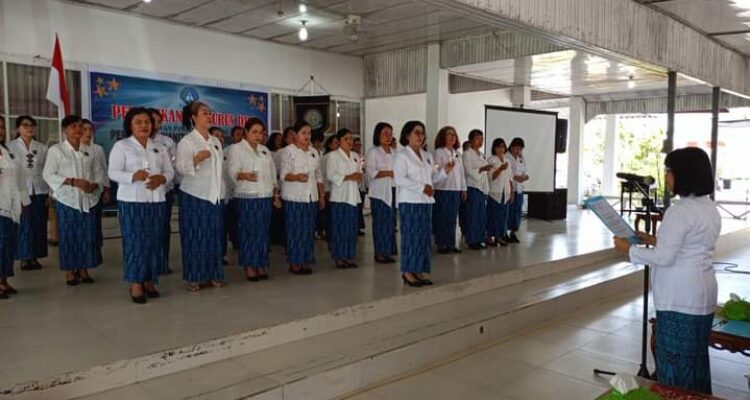 Ketua DPD PWKI Kalimantan Barat, Yenny Norany Akay melantik pengurus DPC Kabupaten Ketapang masa bakti 2023-2028 di Pendopo Bupati Ketapang, Sabtu (04/11/2023). (Foto: Adi LC)