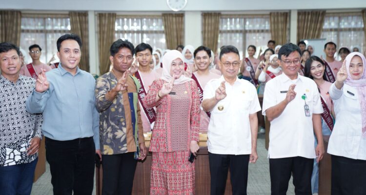 Foto bersama Wali Kota Pontianak, Edi Rusdi Kamtono dengan Finalis Duta HIV/AIDS Kalbar. (Foto: Prokopim Pontianak)